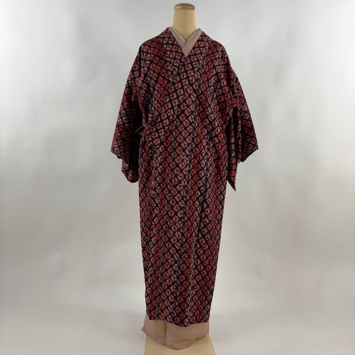 道中着 身丈130 cm 裄丈67 M 和装コート 幾何学模様 絞り 黒 正絹 秀品