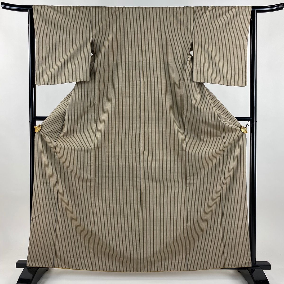 紬 身丈163 cm 裄丈64 M 袷 落款 縦縞 灰茶 正絹 秀品