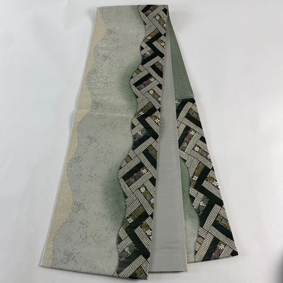 美品】 袋帯 秀品 花唐草 幾何学模様 金銀糸 箔 銀色 六通 正絹 【中古