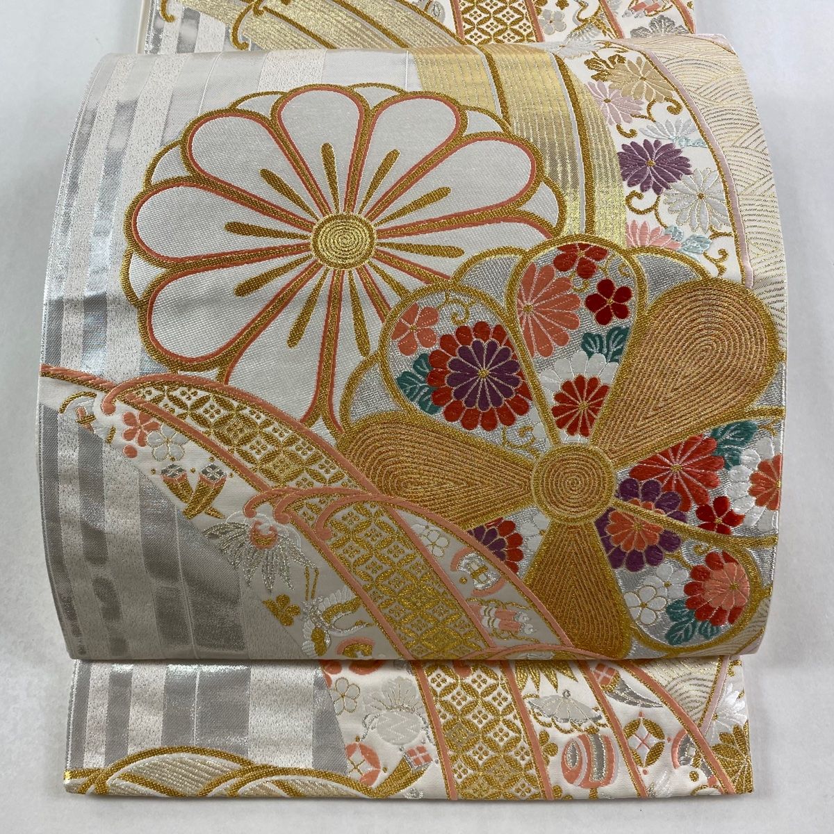 美品】 袋帯 秀品 振袖向き 菊 宝尽くし 金銀糸 箔 白 六通 正絹