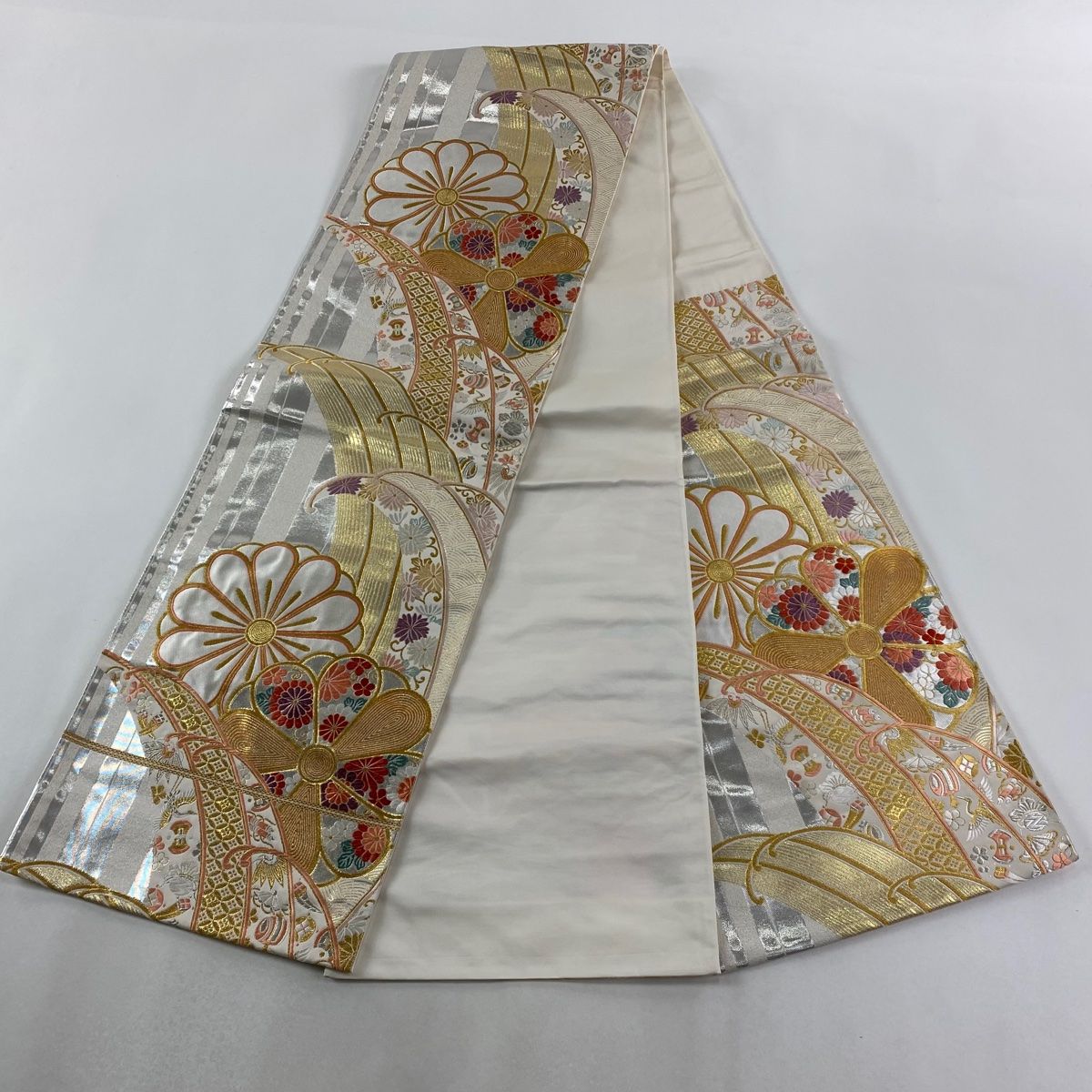 振袖に　明るい銀　花尽くし　正絹袋帯　k166 振袖に 明るい銀 花尽くし 正絹袋帯 k166