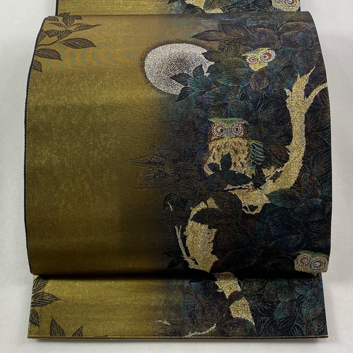 美品】 袋帯 逸品 フクロウと月 枝葉 箔 金糸 金茶 お太鼓柄 正絹