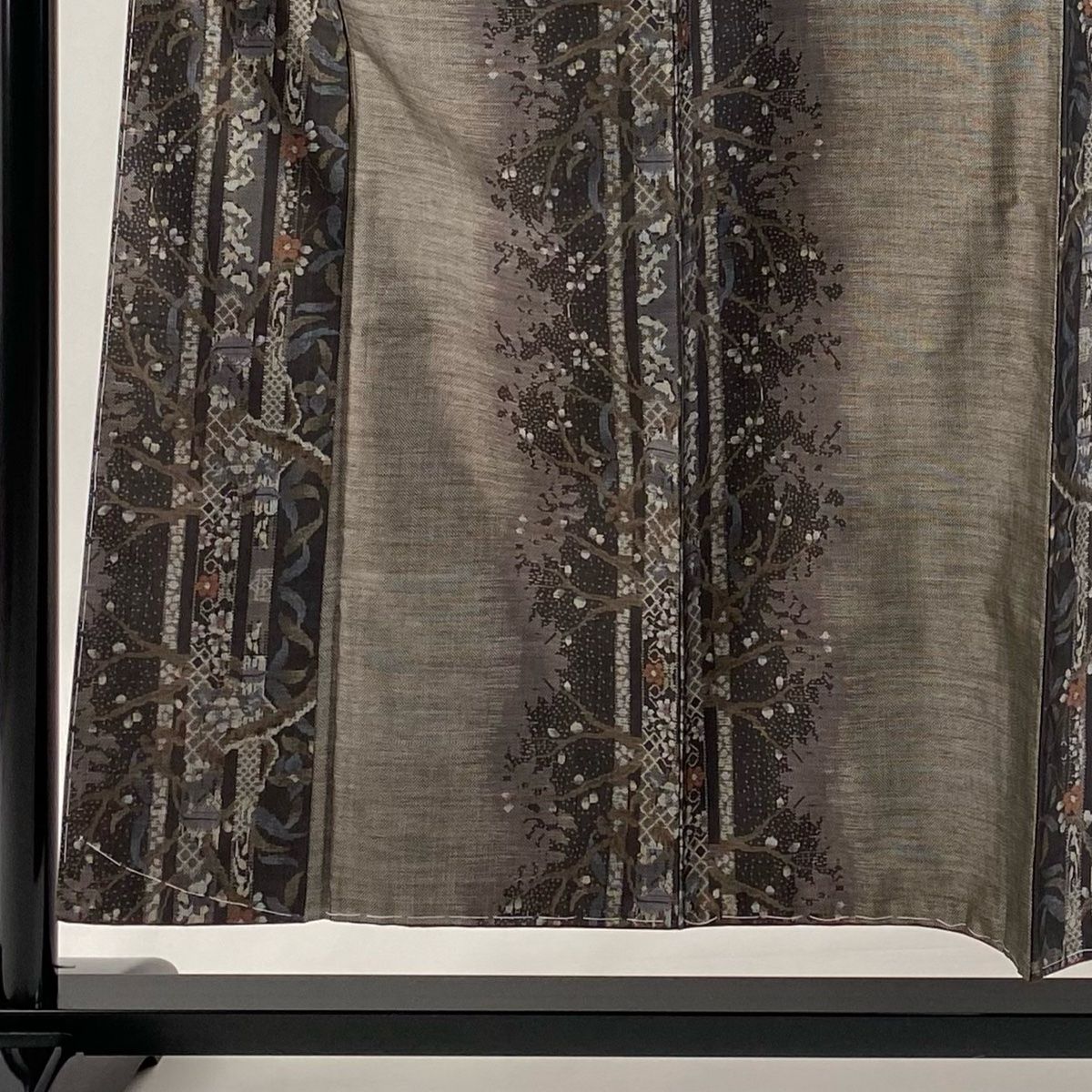 紬 身丈153 cm 裄丈60 5 S 袷 枝花 シルエット 焦茶色 正絹 秀品