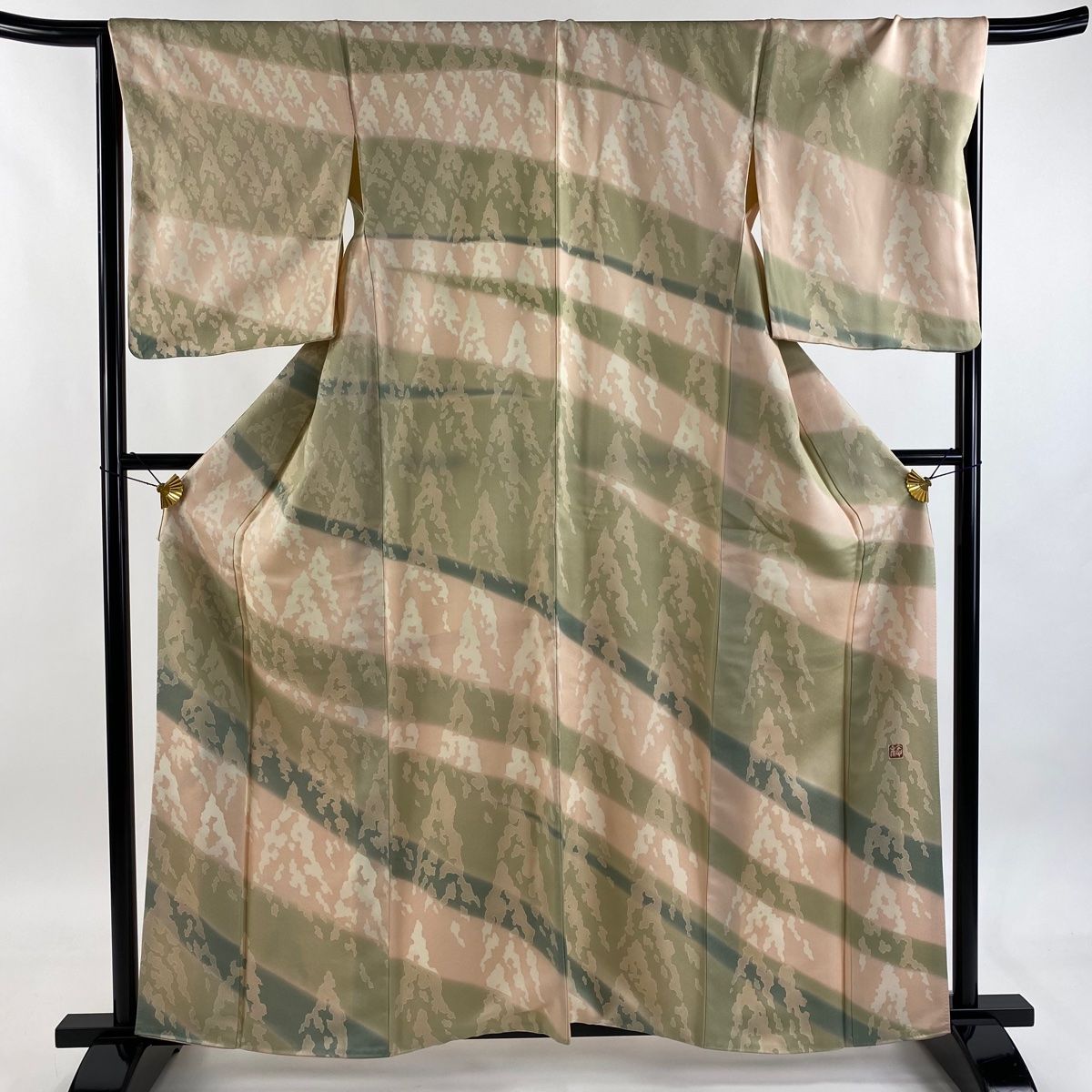 訪問着 身丈161 cm 裄丈66 5 M 袷 落款 斜縞 幾何学模様 ぼかし ピンク 正絹 秀品