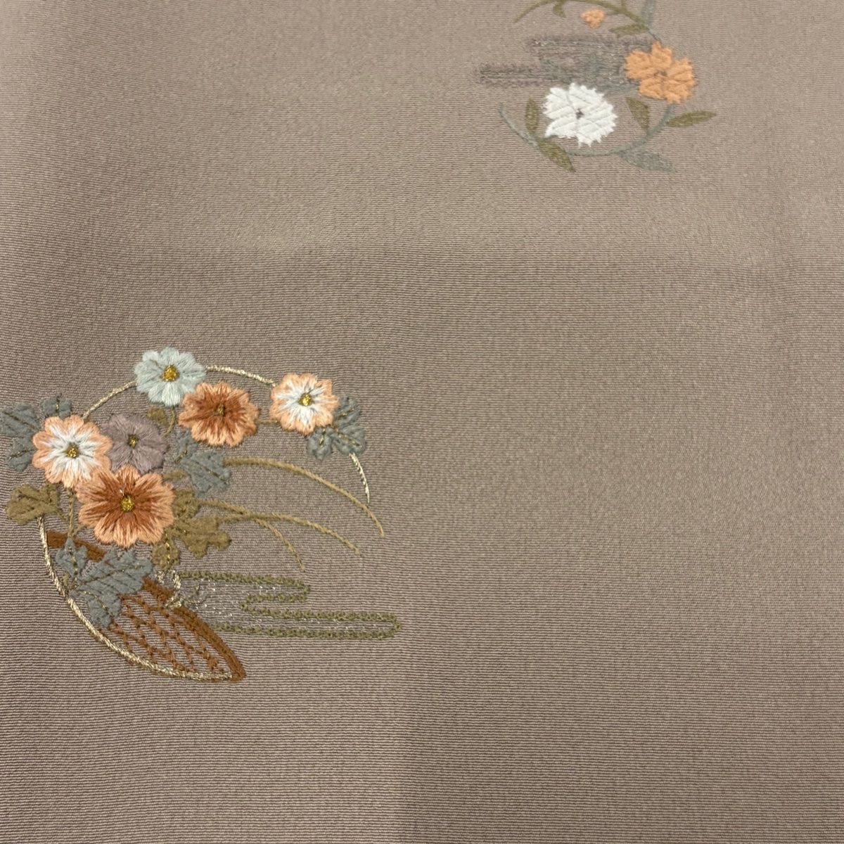  付下げ 身丈158.5 cm 裄丈62 S 袷 花丸文 菊 金銀糸 刺繍 灰茶 正絹 秀品 訪問着 付け下げ 着物