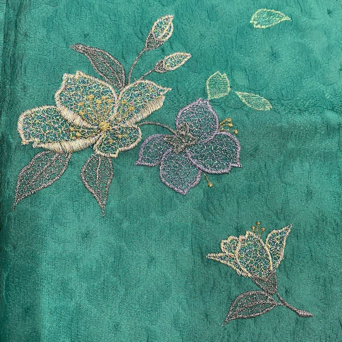  振袖 身丈158 5 cm 裄丈63 S 袷 山本寛斎 落款 草花 花びら 刺繍 ぼかし 緑 正絹 秀品 振袖 着物