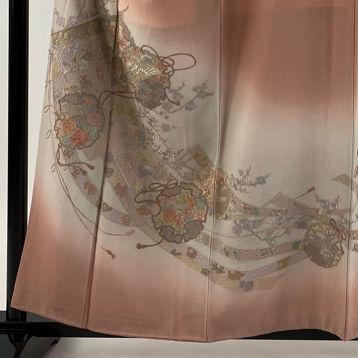 色留袖 身丈158.5 cm 裄丈63.5 S 袷 雪輪 几帳 刺繍 ぼかし ピンクベージュ 正絹 秀品 一つ紋