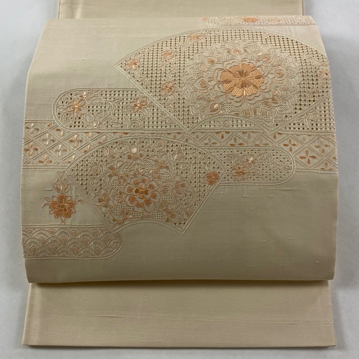 袋帯 秀品 紬地 扇面 華文 刺繍 ベージュ お太鼓柄 正絹