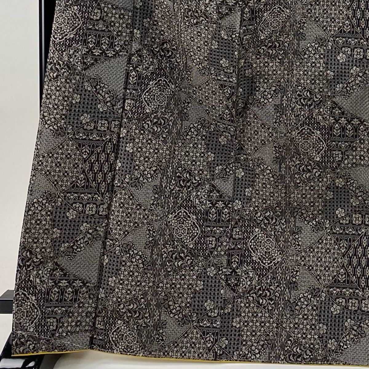 紬 身丈169.5 cm 裄丈66 M 袷 華文 幾何学模様 焦茶色 正絹