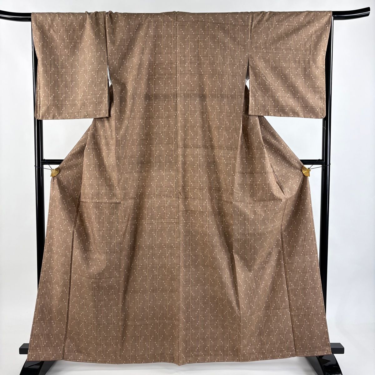 紬 身丈164 5 cm 裄丈68 L 袷 琉球かすり 証紙 縦縞 幾何学模様 草木染 薄茶色 正絹