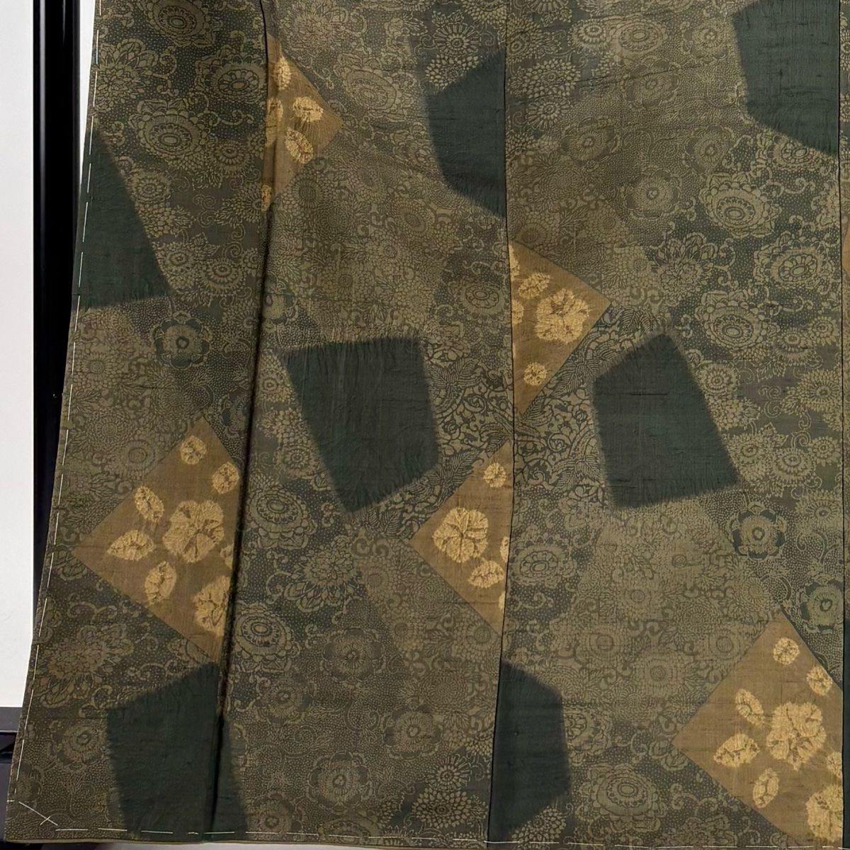 小紋 身丈167.5 cm 裄丈68 L 袷 紬地 菊唐草 幾何学模様 絞り 茶緑色 正絹