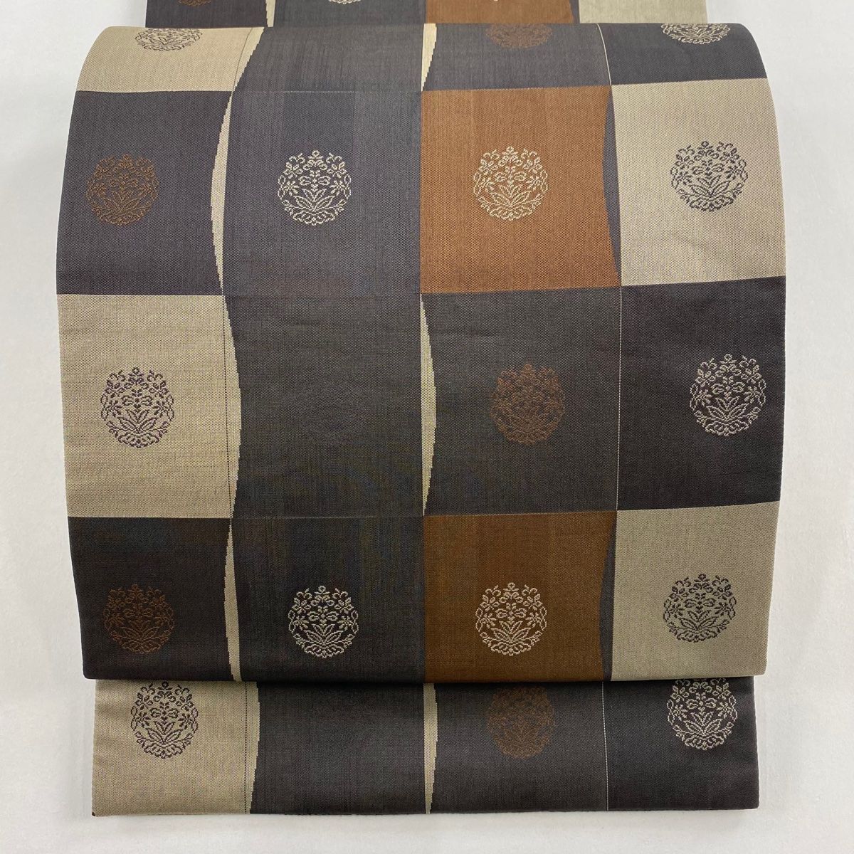 袋帯 秀品 草花 変わり市松 焦茶色 全通 正絹