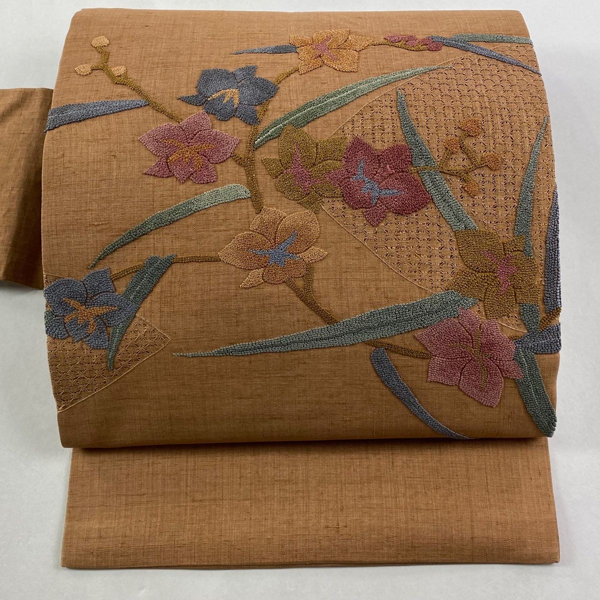 名古屋帯 秀品 紬地 草花 相良刺繍 汕頭刺繍 薄茶色 正絹