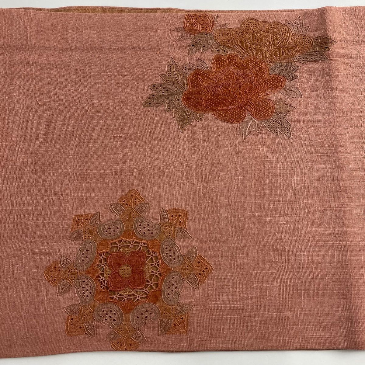 サーモンピンク