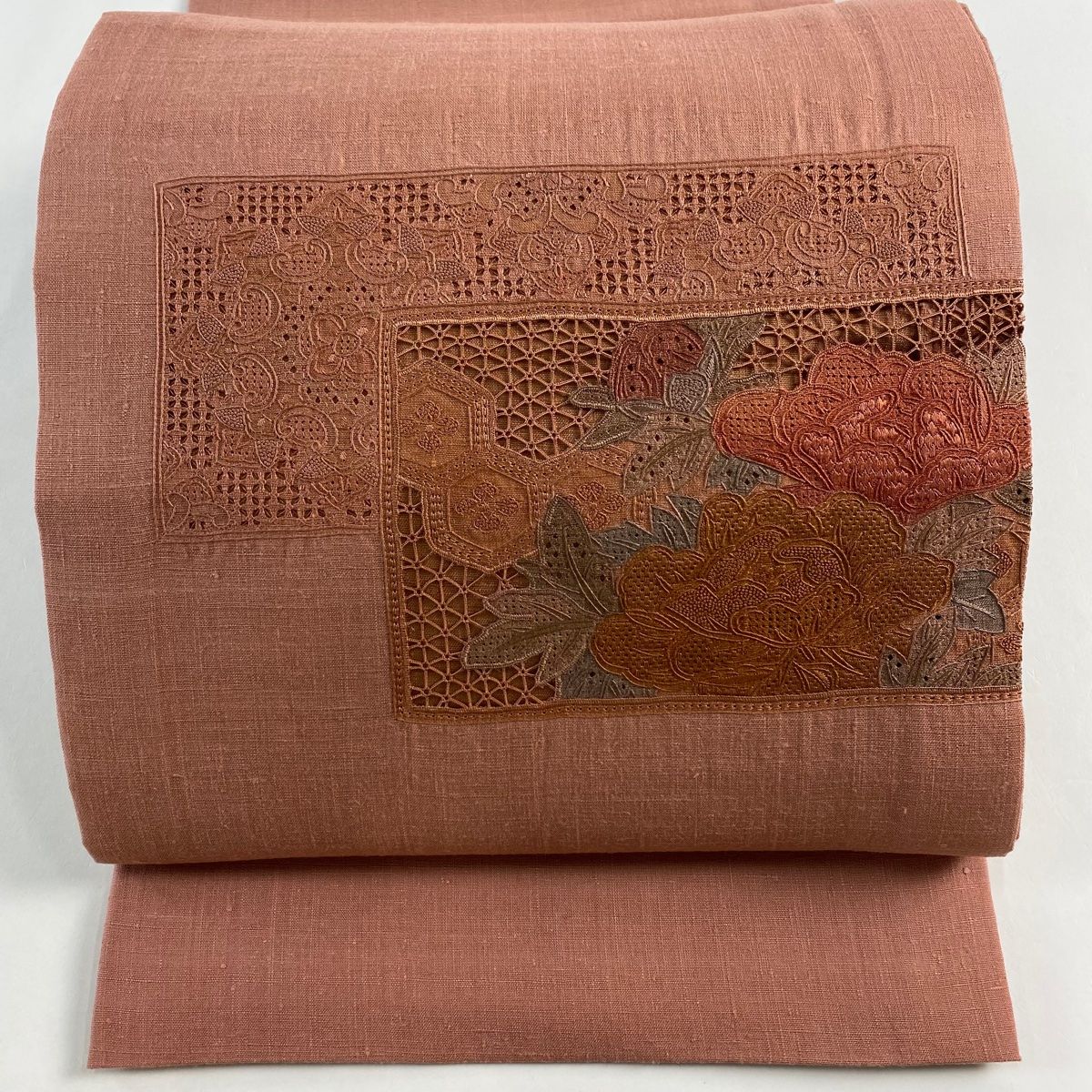 袋帯 秀品 紬地 牡丹 亀甲 刺繍 サーモンピンク お太鼓柄 正絹