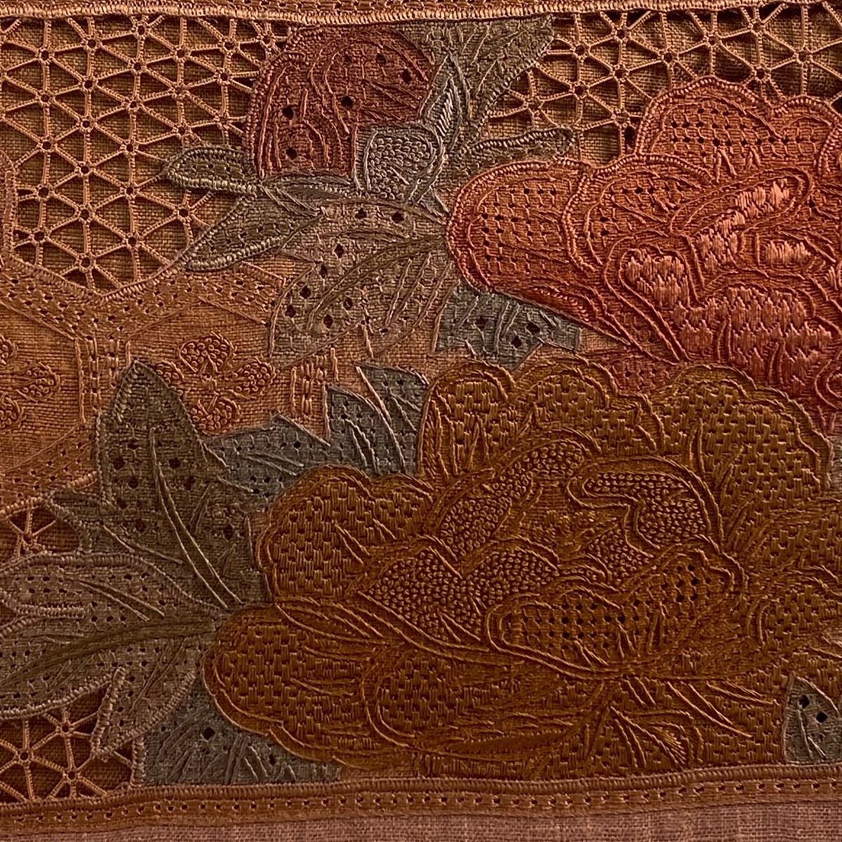 袋帯 秀品 紬地 牡丹 亀甲 刺繍 サーモンピンク お太鼓柄 正絹