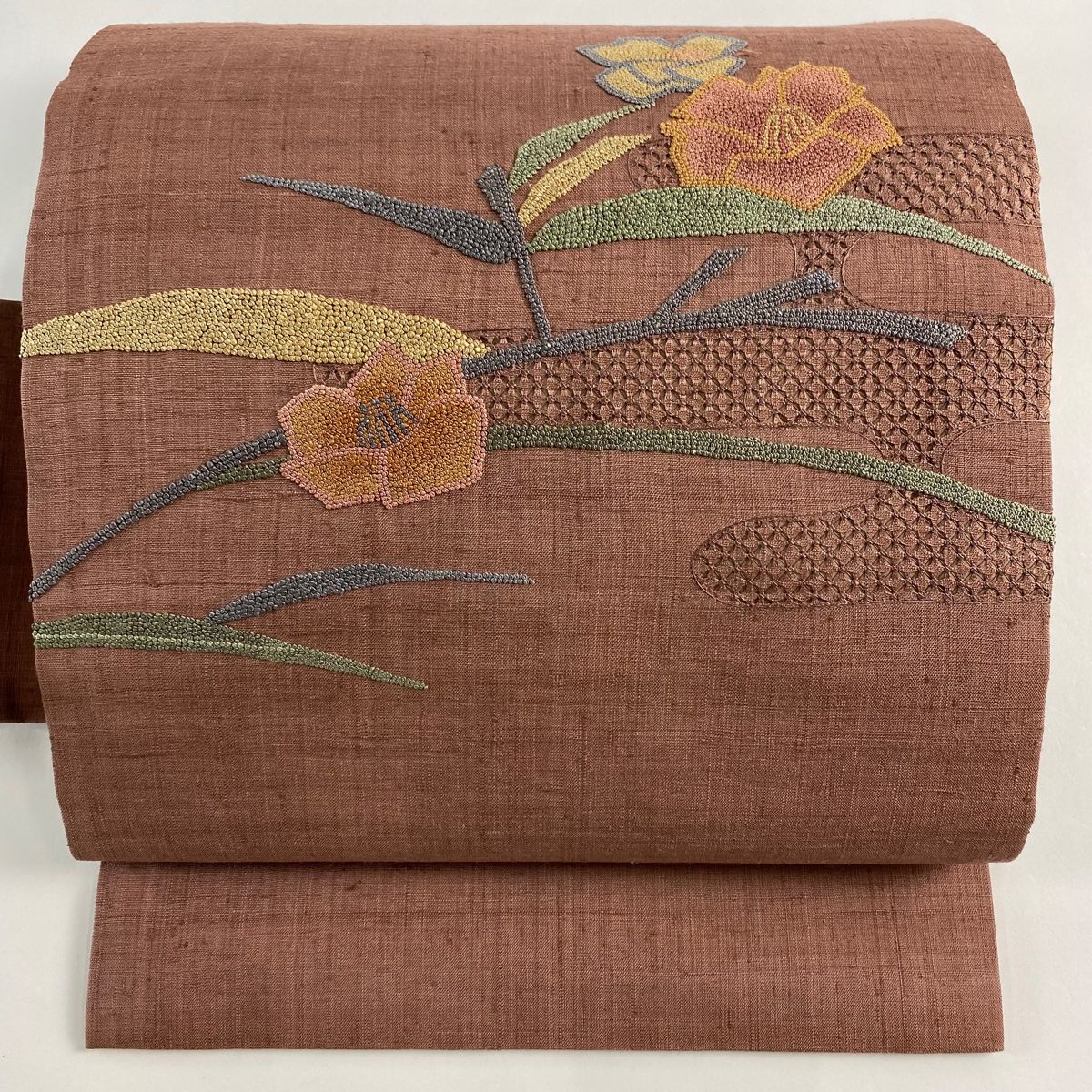 名古屋帯 秀品 紬地 椿 ヱ霞 刺繍 小豆色 正絹