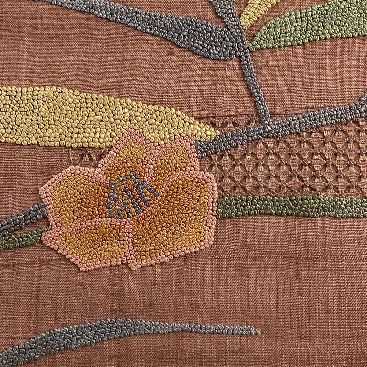 名古屋帯 秀品 紬地 椿 ヱ霞 刺繍 小豆色 正絹