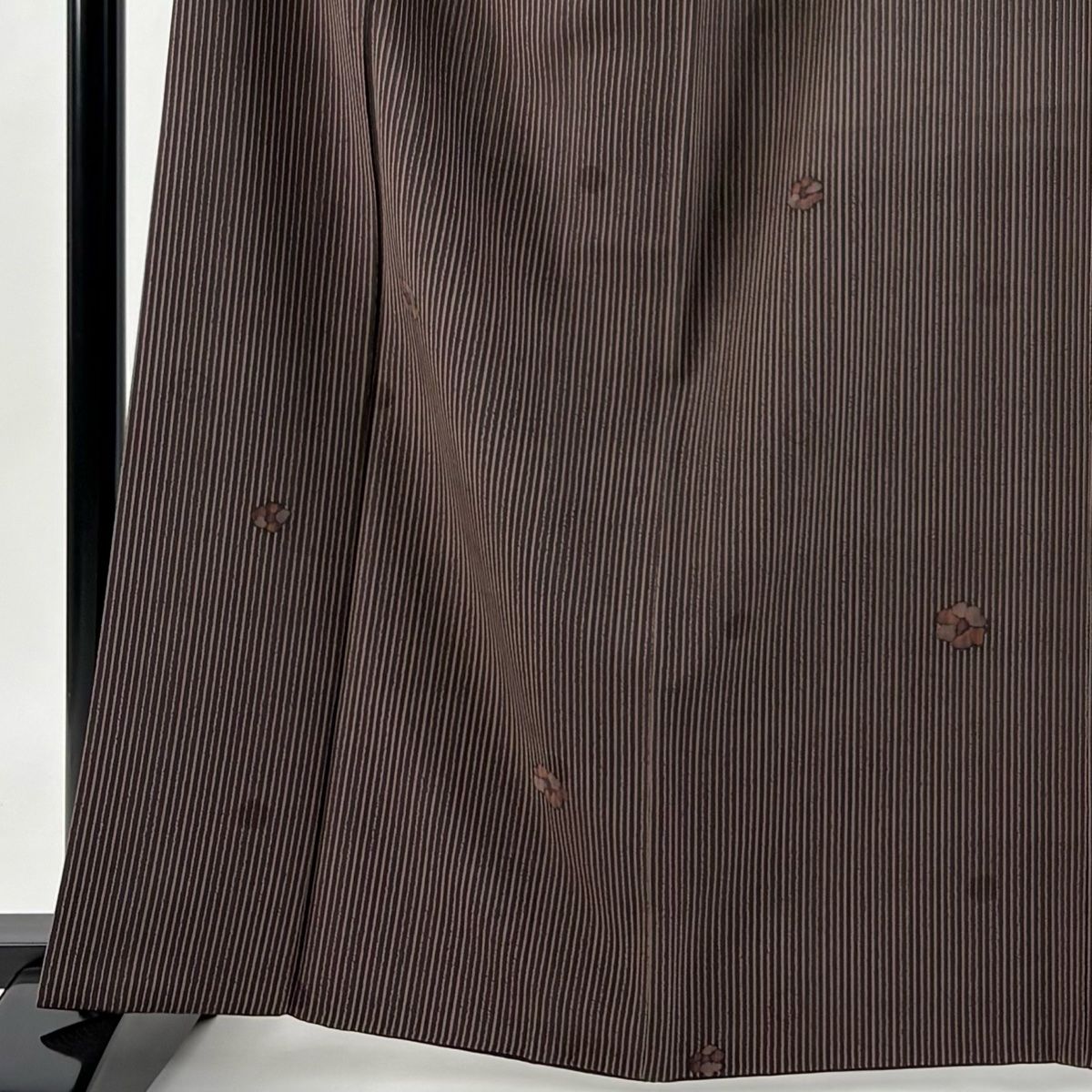 小紋 身丈165 cm 裄丈65 M 袷 伊と幸 落款 縦縞 花 焦茶色 正絹 秀品