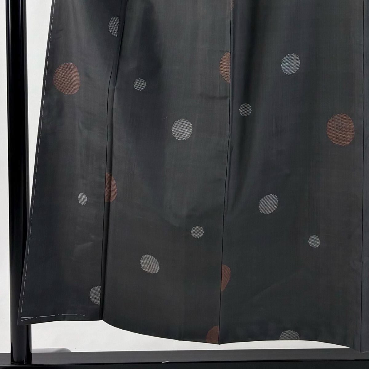 紬 身丈156 cm 裄丈64 5 M 袷 丸文 黒灰 正絹 秀品