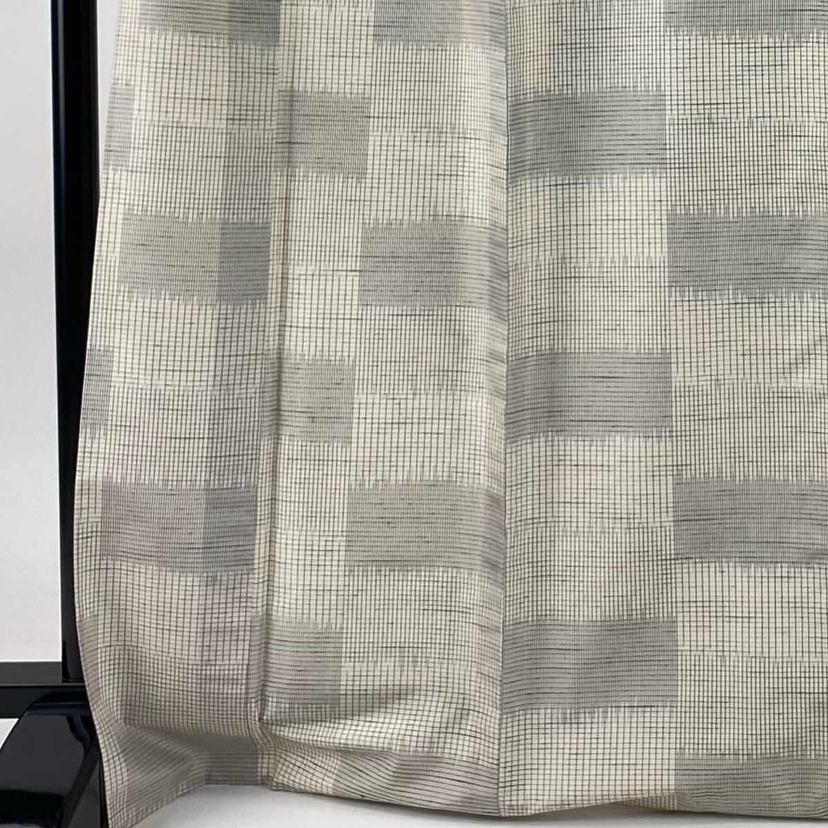 紬 身丈171 cm 裄丈67 5 L 単衣 格子 幾何学模様 灰白 正絹 秀品