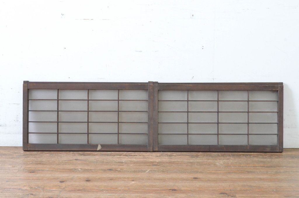 現状販売 ガラス窓2枚セット アンティーク建具 レトロ 格子入り 明かり取り 明り取り ガラス戸 格子戸 引き戸 4~7営業日前後で発送 修理加工希望の方3ヶ月程で発送 R-065011