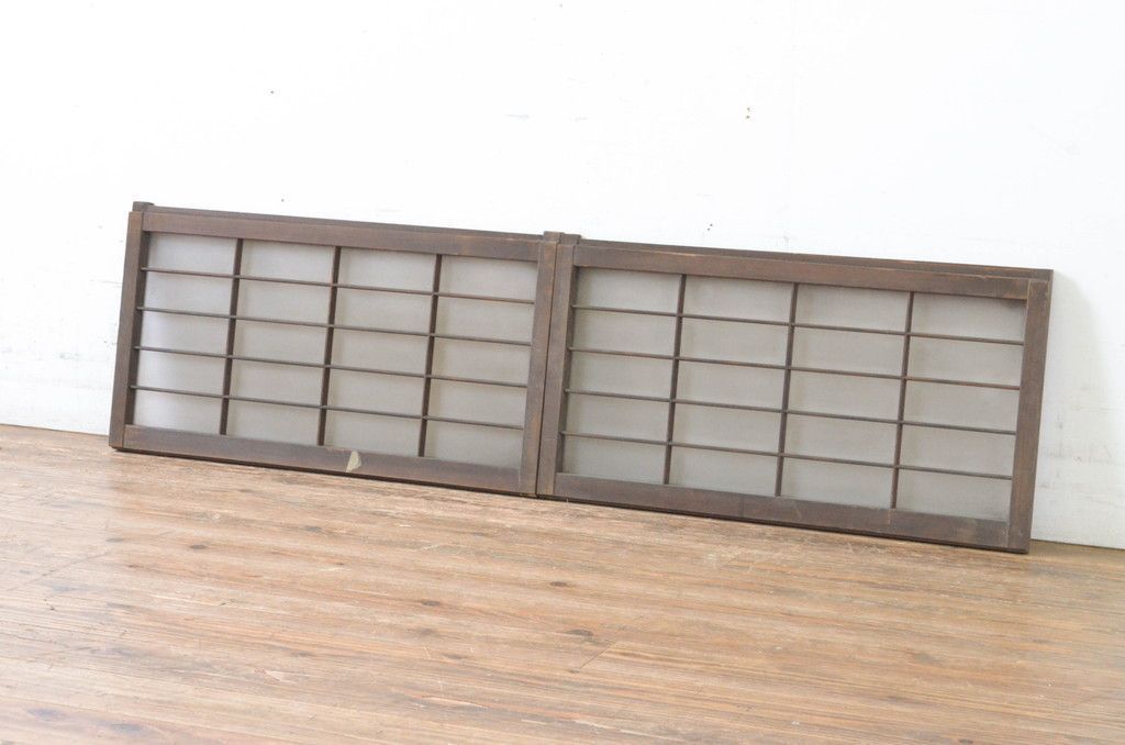 現状販売 ガラス窓2枚セット アンティーク建具 レトロ 格子入り 明かり取り 明り取り ガラス戸 格子戸 引き戸 4~7営業日前後で発送 修理加工希望の方3ヶ月程で発送 R-065011