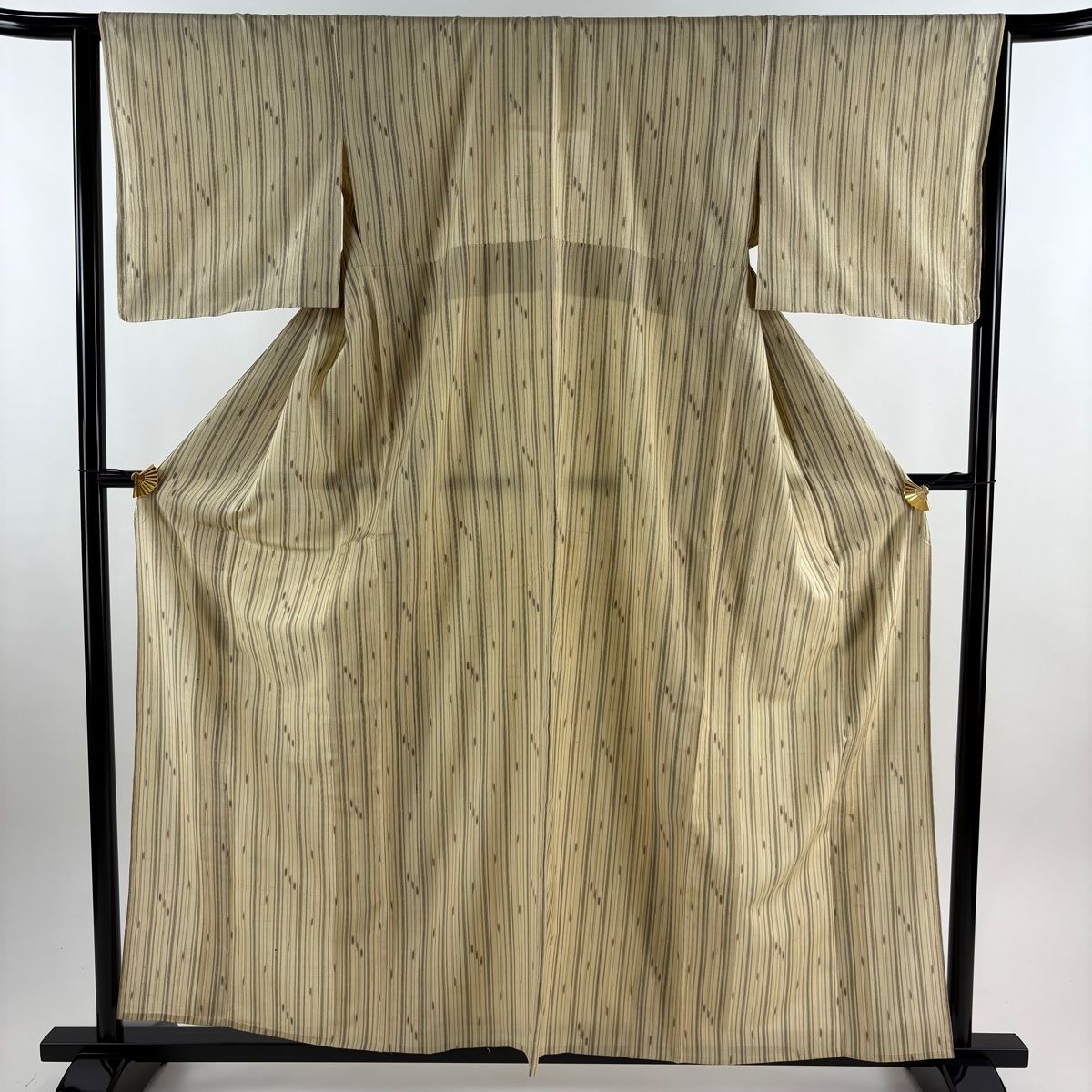 紬 身丈160 5 cm 裄丈65 M 単衣 縦縞 幾何学模様 ベージュ 正絹 秀品