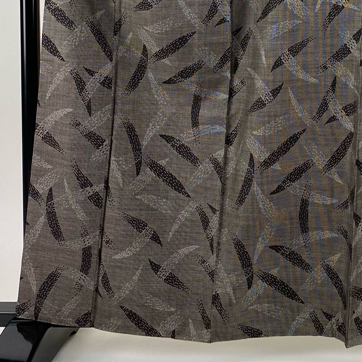 紬 身丈162 cm 裄丈66 M 袷 葉 幾何学模様 焦茶色 正絹 秀品