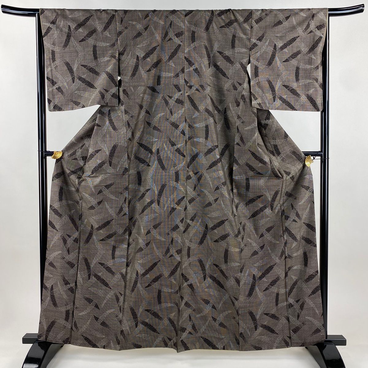 紬 身丈162 cm 裄丈66 M 袷 葉 幾何学模様 焦茶色 正絹 秀品