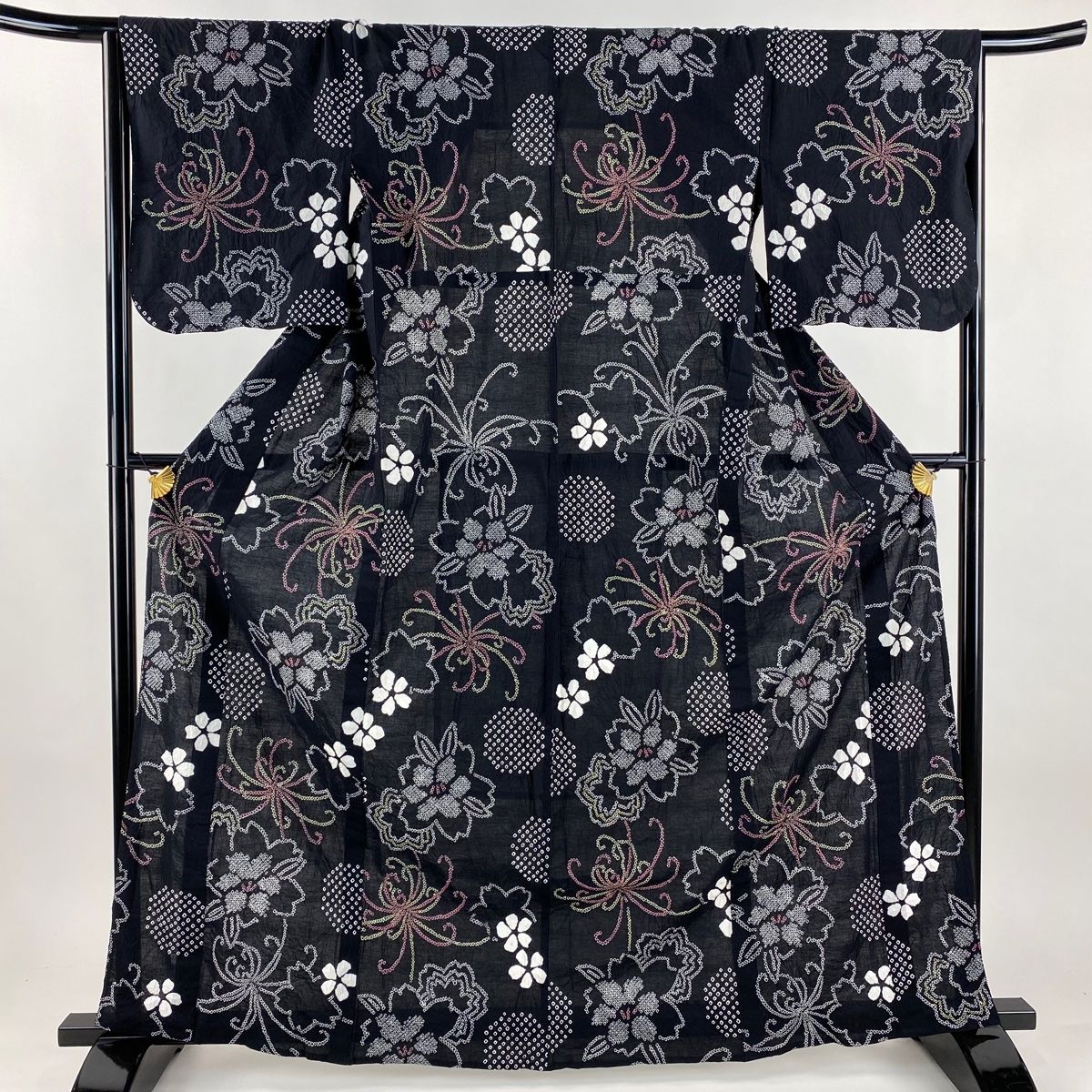 美品】 浴衣 身丈164cm 裄丈66cm M 絞り浴衣 桜 菊 黒 綿 名品 【中古