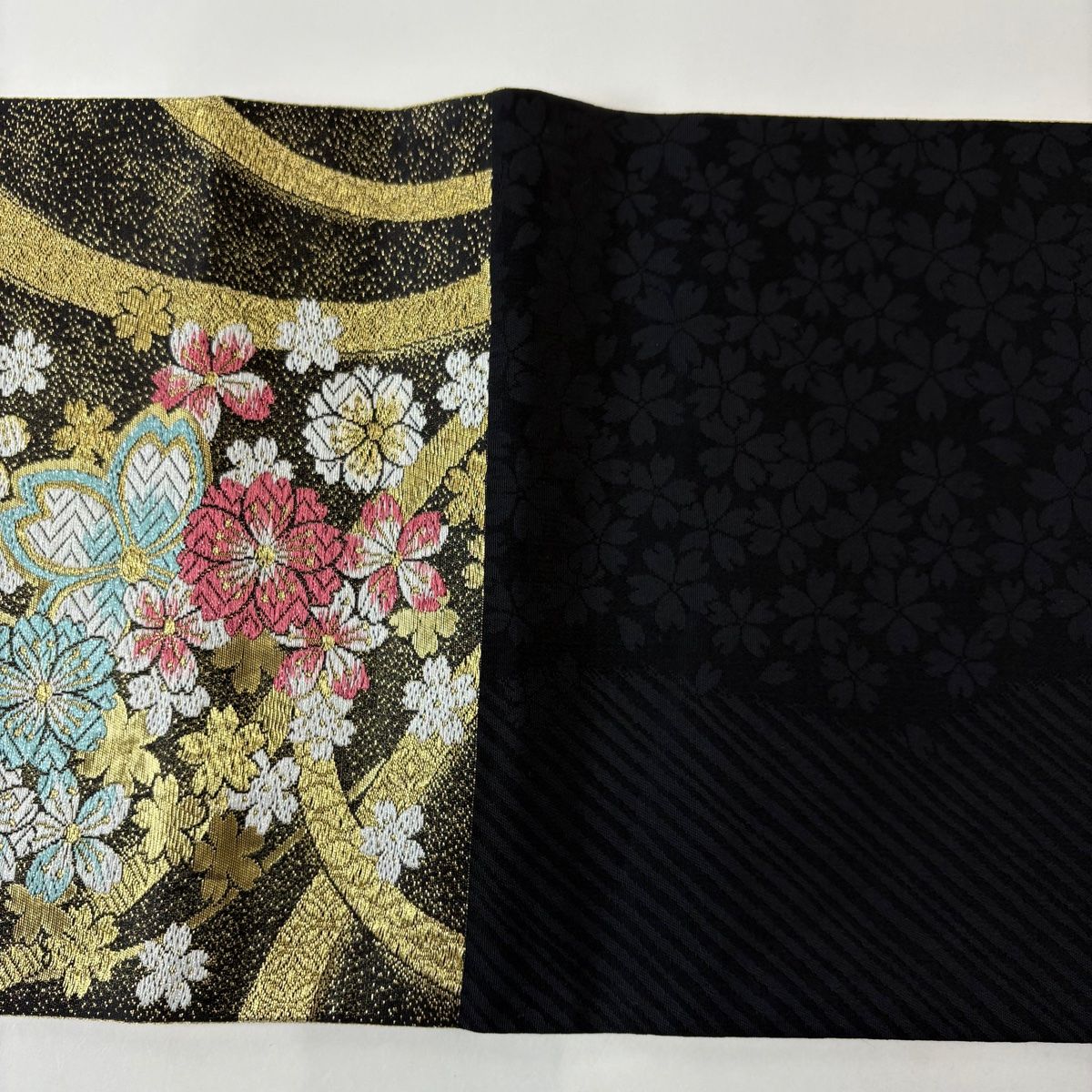 美品】 袋帯 秀品 振袖向き 桜 七宝 金糸 箔 黒 六通 正絹 【中古