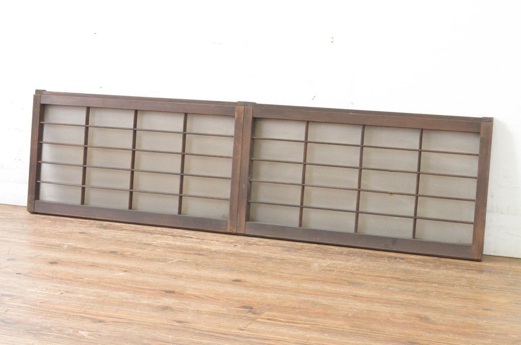 現状販売 ガラス窓2枚セット アンティーク建具 レトロ 格子入り 明かり取り 明り取り ガラス戸 格子戸 引き戸 4~7営業日前後で発送 修理加工希望の方3ヶ月程で発送 R-065012