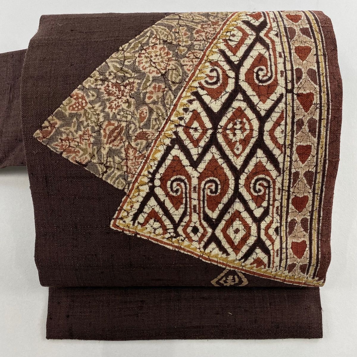 名古屋帯 秀品 紬地 草花 幾何学模様 焦茶色 正絹
