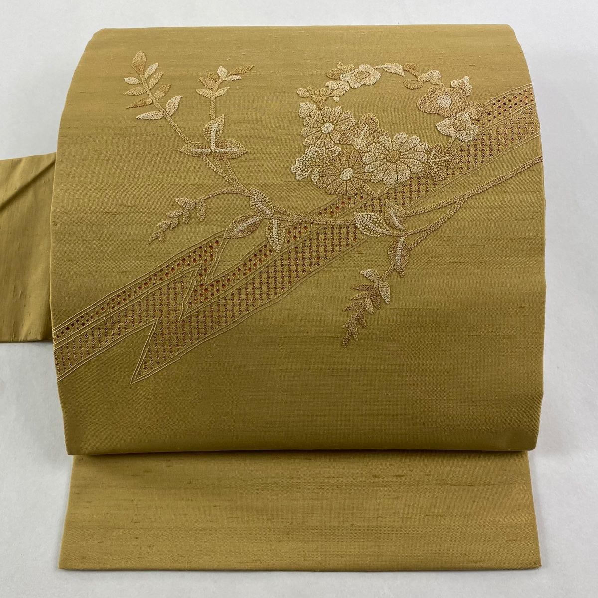 名古屋帯 秀品 紬地 草花 刺繍 黄土色 正絹