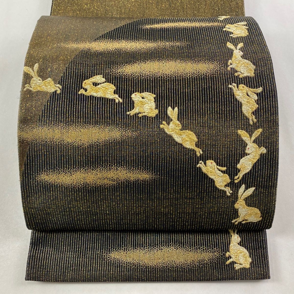 袋帯 うさぎ 霞 金糸 箔 黒 お太鼓柄 正絹