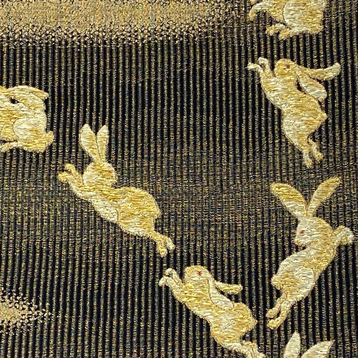 袋帯 うさぎ 霞 金糸 箔 黒 お太鼓柄 正絹