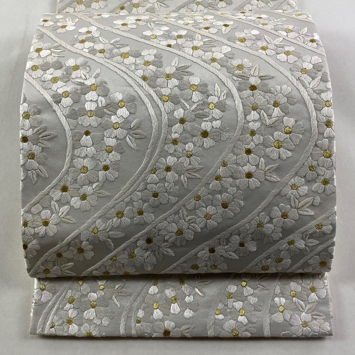 袋帯 やまと 草花 流水 金糸 刺繍 灰色 六通 正絹