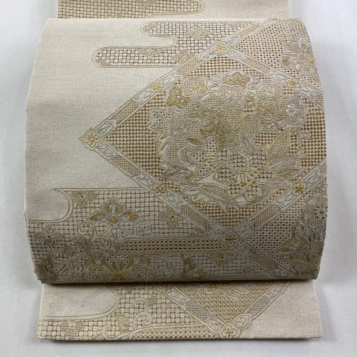 袋帯 草花 霞 金銀糸 刺繍 ベージュ お太鼓柄 正絹