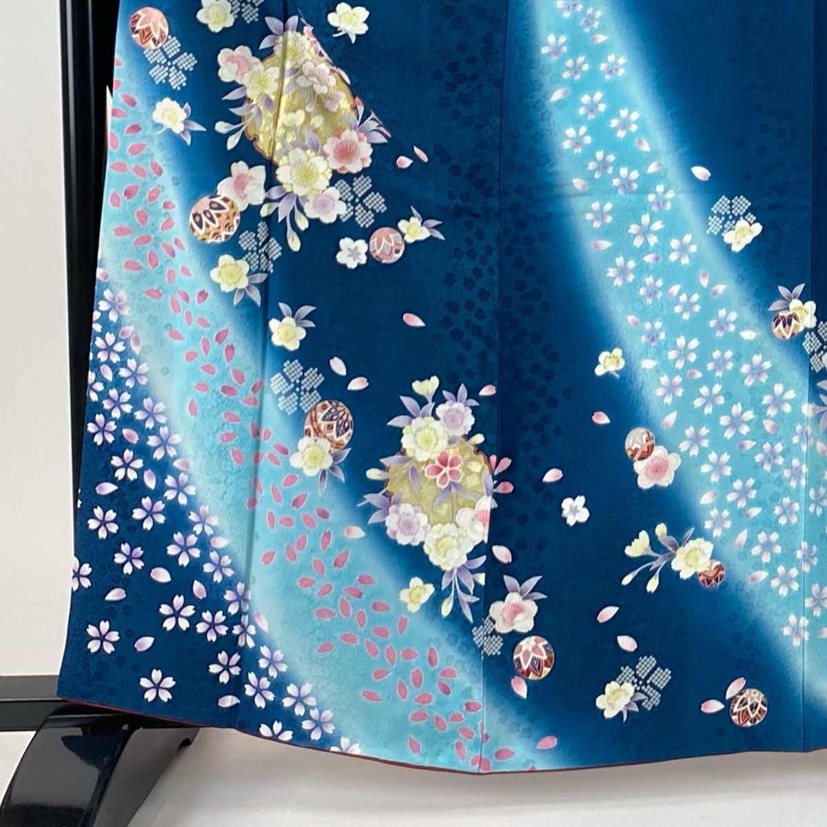 振袖 正絹トールサイズ❣️used品❣️3段ボカシ染に桜と雪輪の柄❣️5点セット❣️ 正絹 桜の振袖🌸セット 20cmドール用 1/6ドール