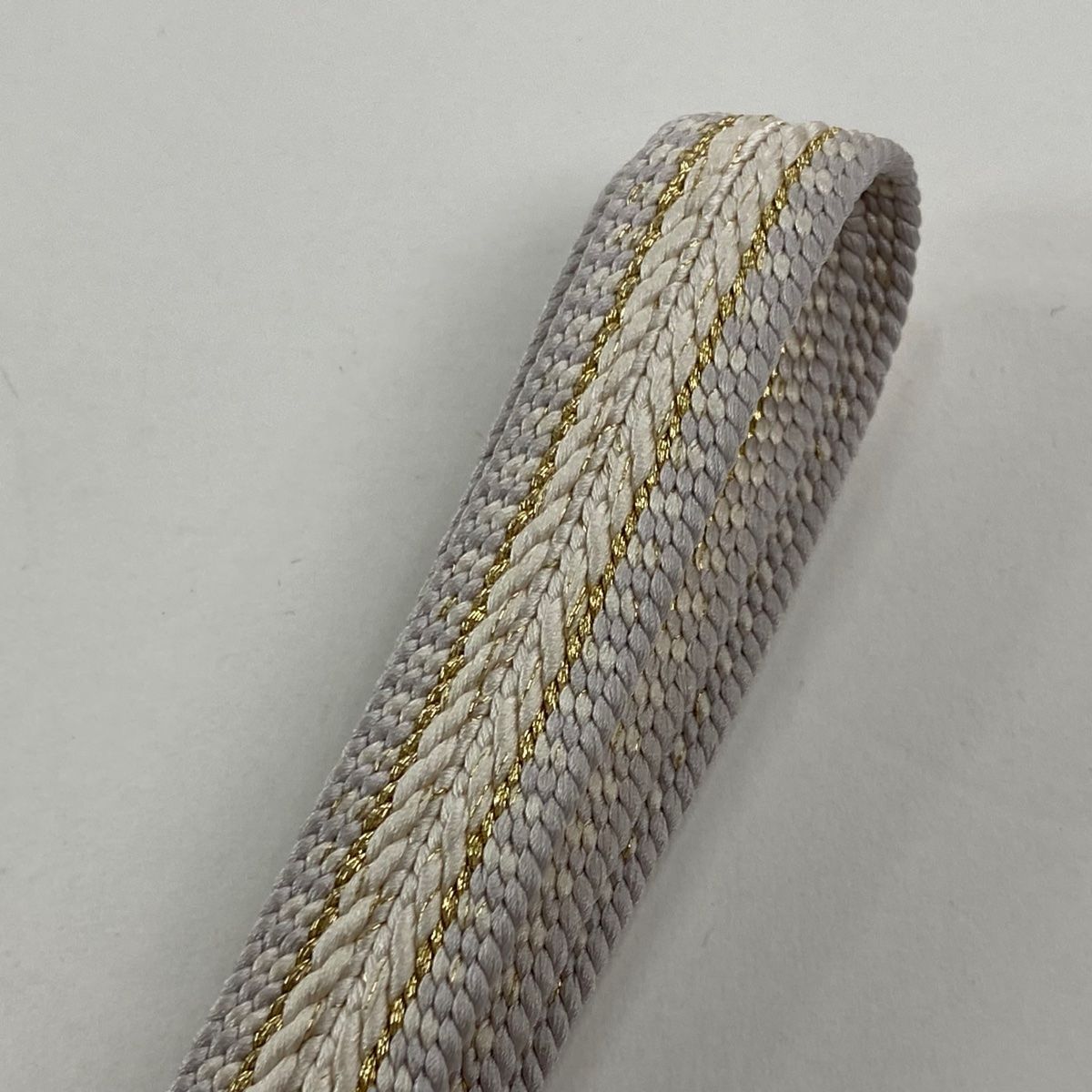 帯締め 秀品 平田紐 幾何学 金糸 灰白 正絹 和装小物