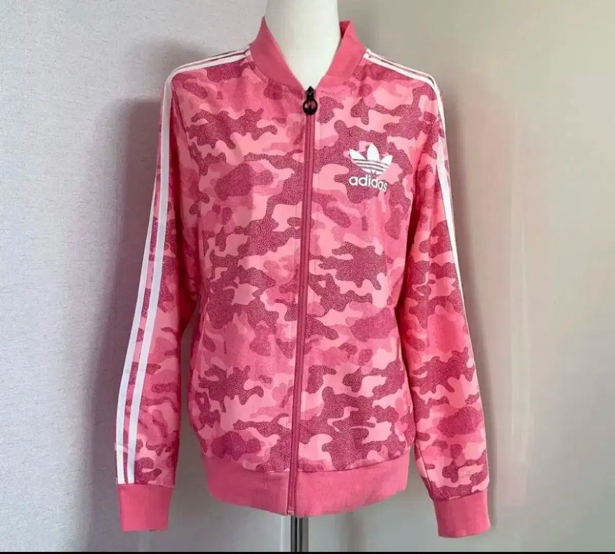 アディダス 必須アイテム カモフラ ピンク トレーナー ジャージ