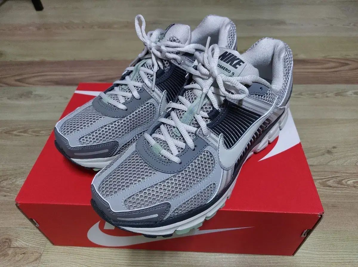 ナイキ ズーム ボメロ 5 コブルストン 275