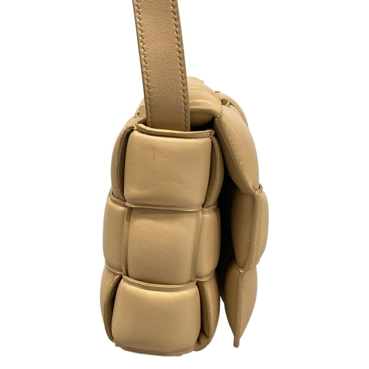 BOTTEGA VENETA ボッテガヴェネタ ショルダーバッグ パデッド カセット ベージュ ラムスキン