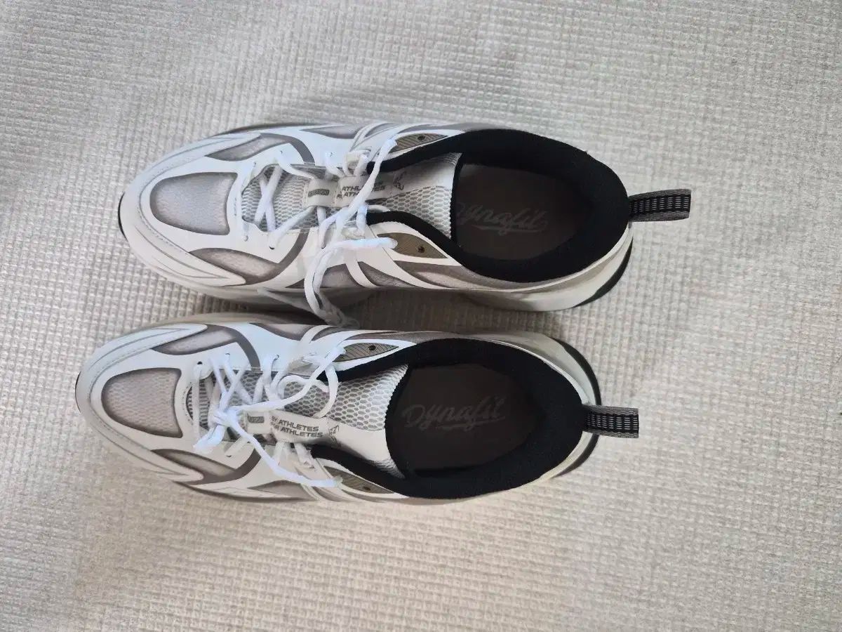 ディナフィット スニーカー 白 グレー