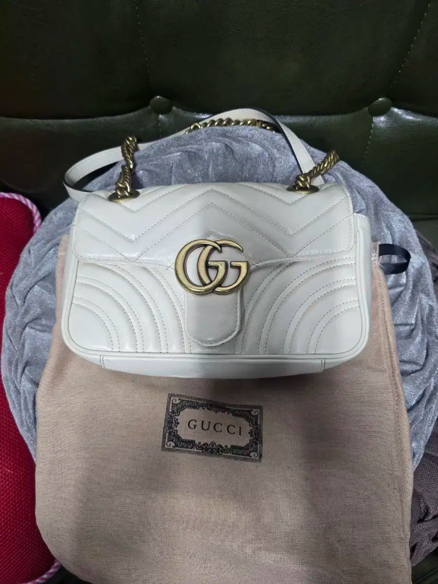 グッチ マーモント マトラッセ GG ロゴ チェーンバッグ アイボリー