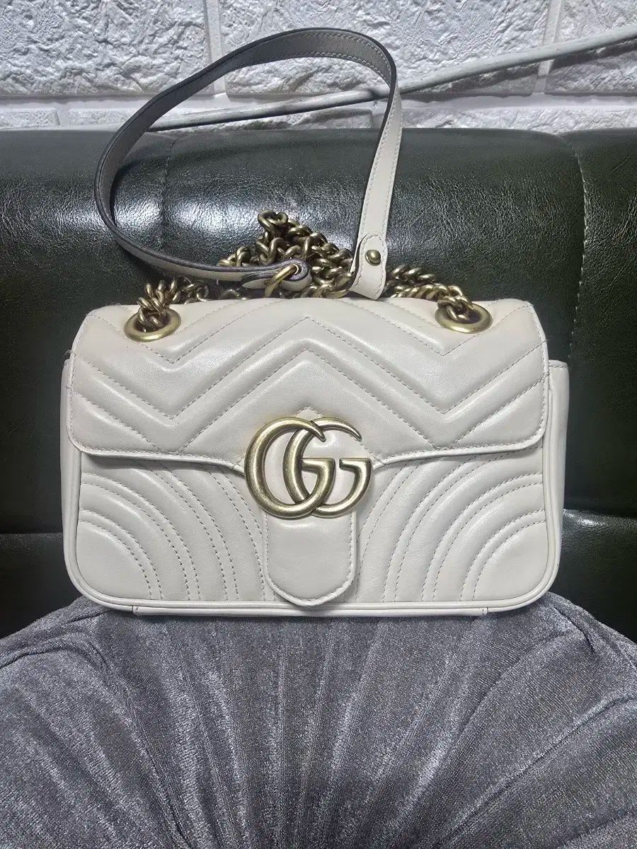 グッチ マーモント マトラッセ GG ロゴ チェーンバッグ アイボリー