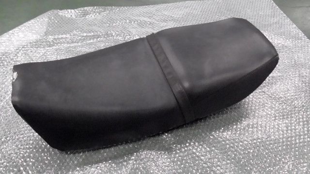 ナイトホーク250 MC 26 1102 xxx の シート 破れ
