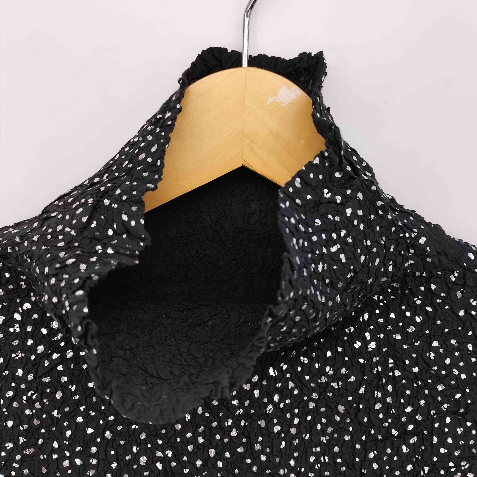 【新品】me イッセイミヤケ　シワ加工　トップス 中古・古着通販】me ISSEY MIYAKE (ミーイッセイ ミヤケ) シワ加工