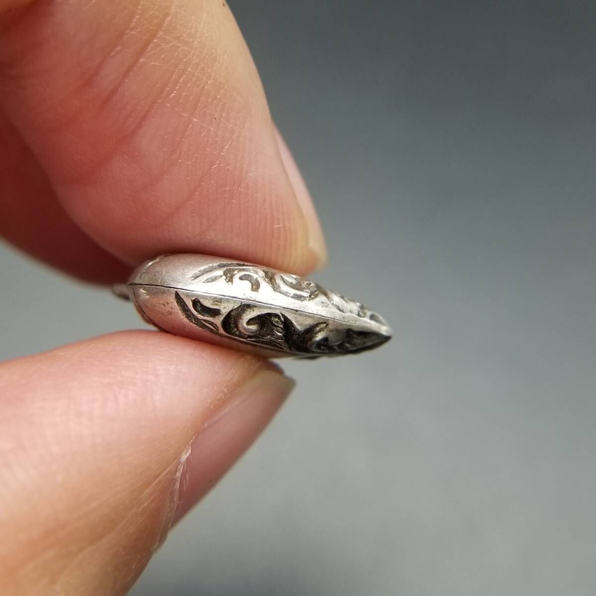 WWII期 ヴィンテージ スウィートハートジュエリー 唐草模様 V字